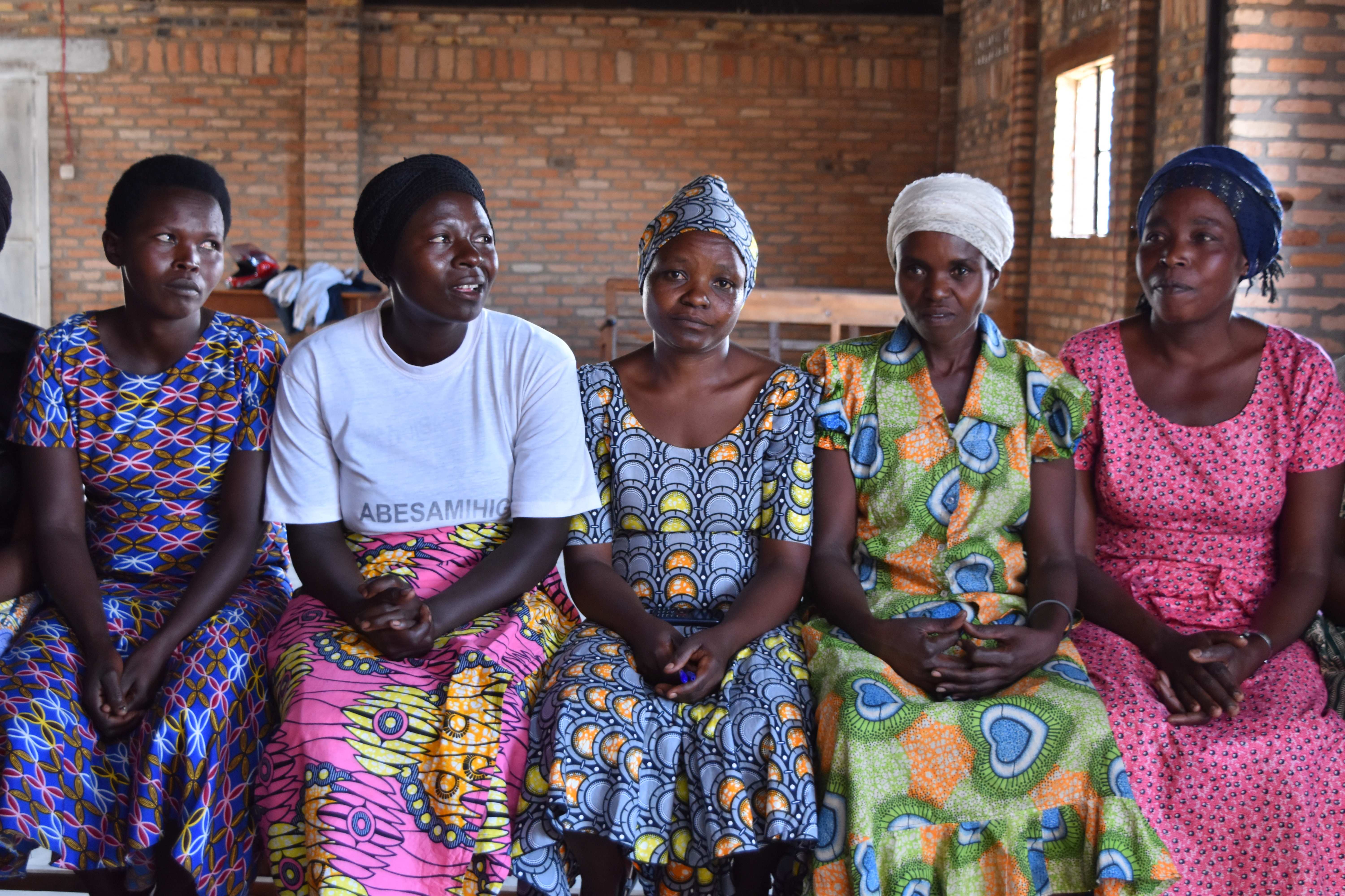 Five women of a self-help group sit next to each other (Source: Andreas Wagner)