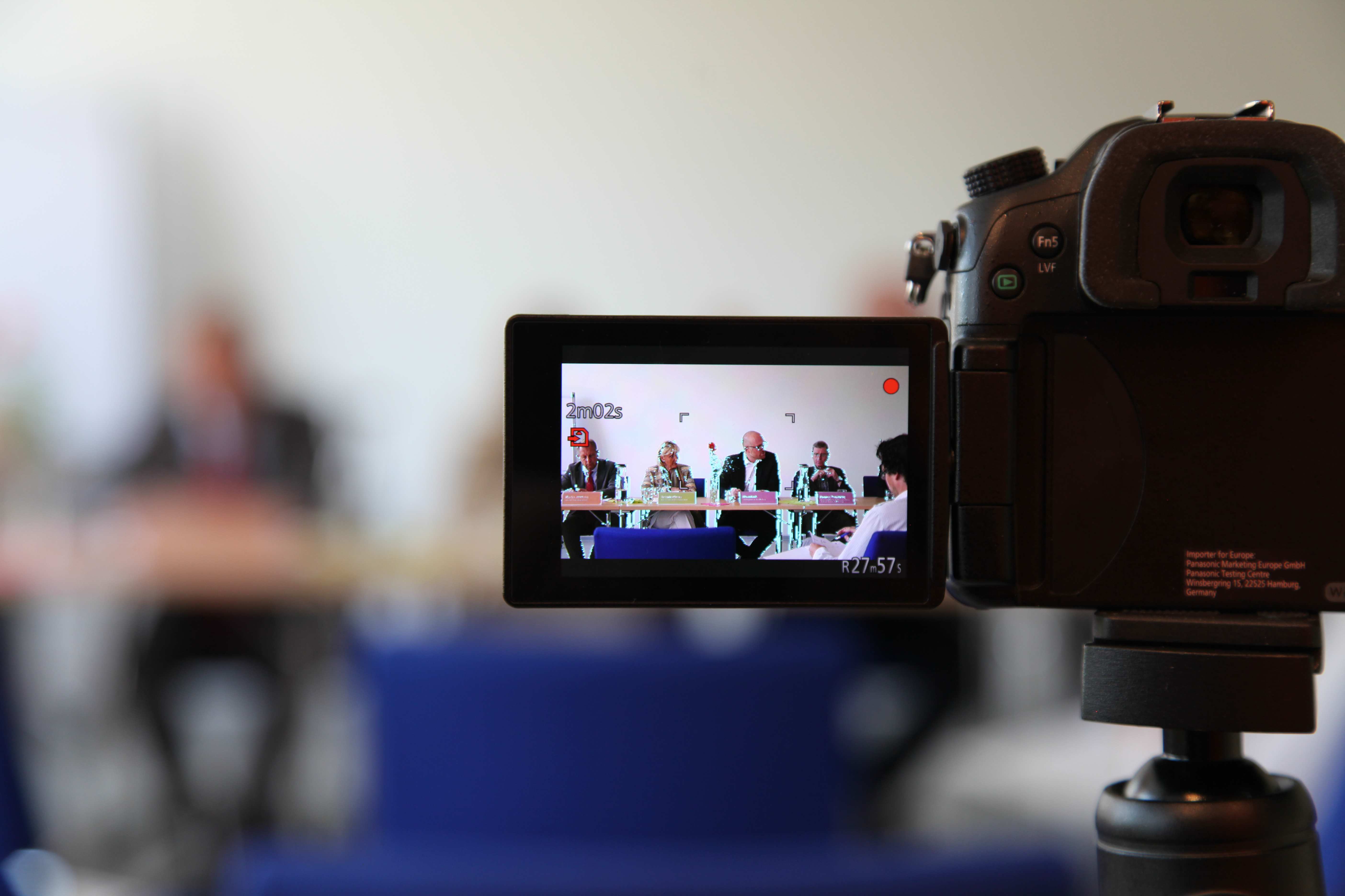 Una cámara graba una rueda de prensa