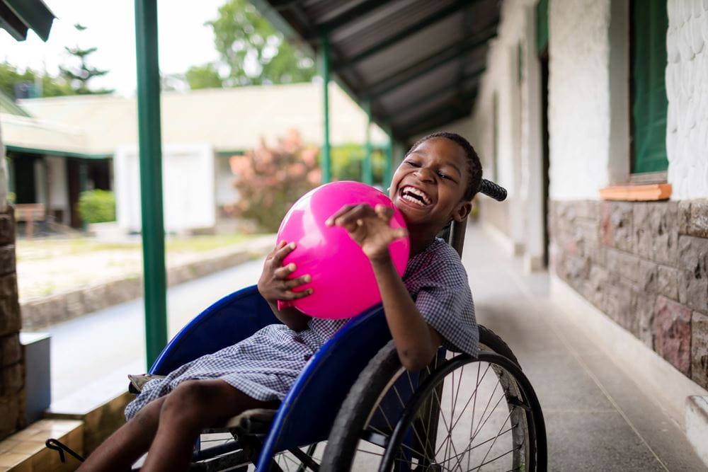 A child in a wheel chair plays with a balloon (source: Lars Heidrich) A child in a wheel chair plays with a balloon (source: Lars Heidrich)