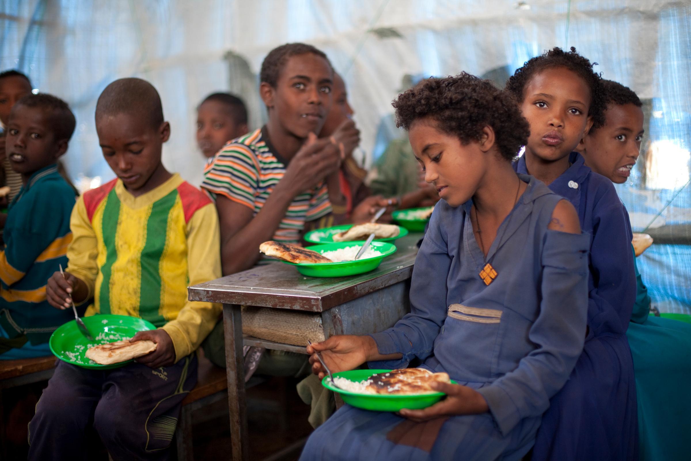 Girls and boys eat in a school in Ethiopia – Humanitarian aid for victims of drought (Quelle: Frank Rothe)