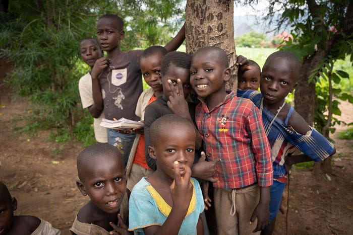 A group of children in front of a tree in Burundi (Source: Christian Nusch)
