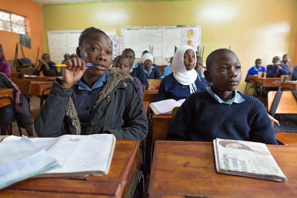 Pupils sit at desks in a class room (source: KNH/Gemeinsam für Afrika/Stefan Trappe) Pupils sit at desks in a class room (source: KNH/Gemeinsam für Afrika/Stefan Trappe)