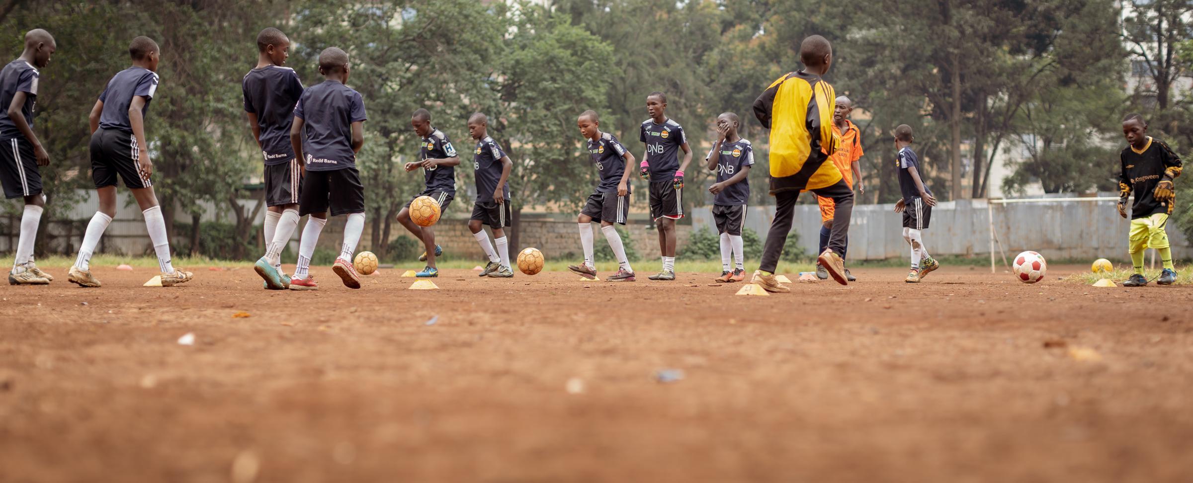 Boys in jerseys at football training (source: Lars Heidrich)