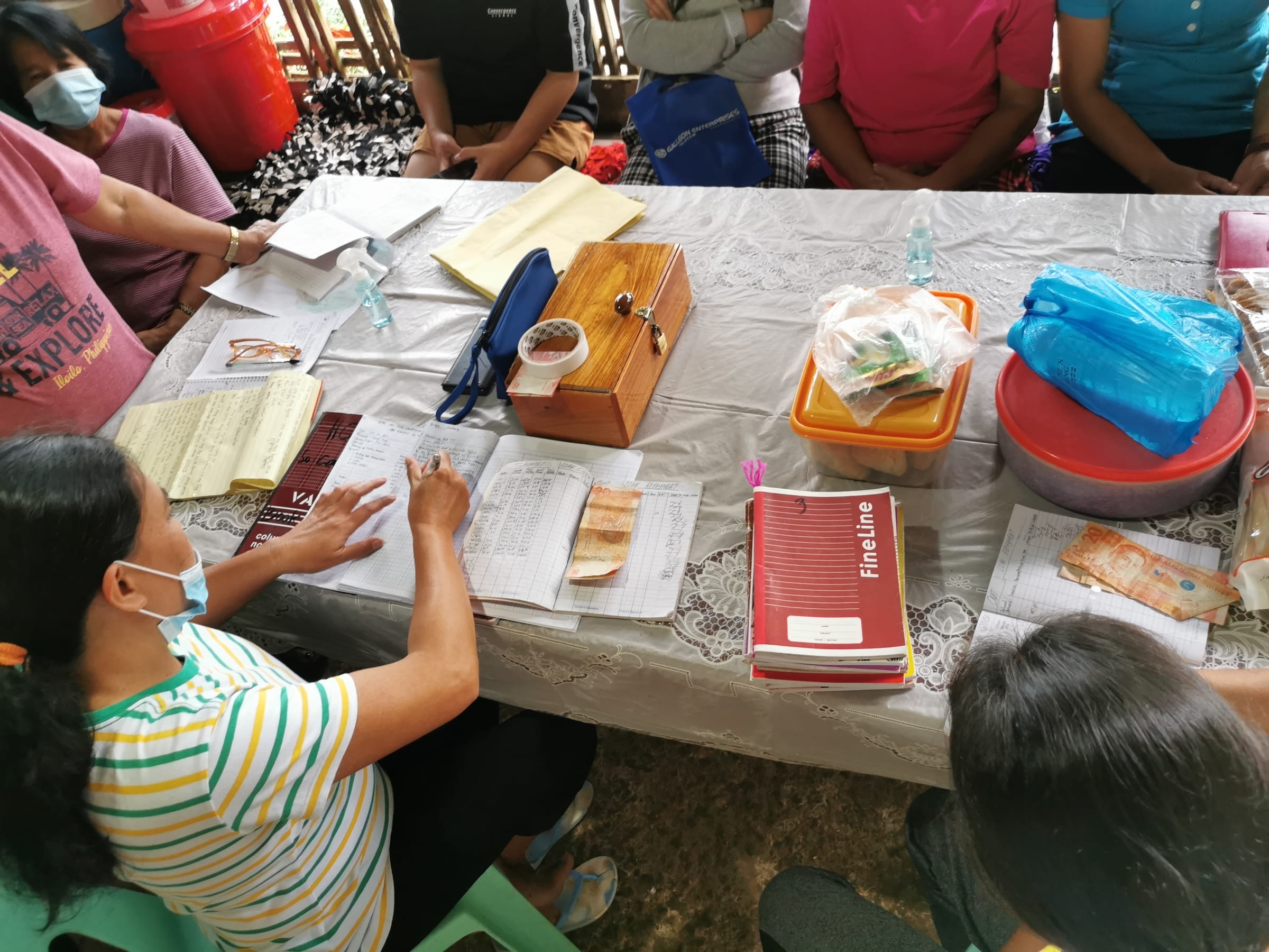 A self-help group sits on a table (Source: Kindernothilfe-Partner)