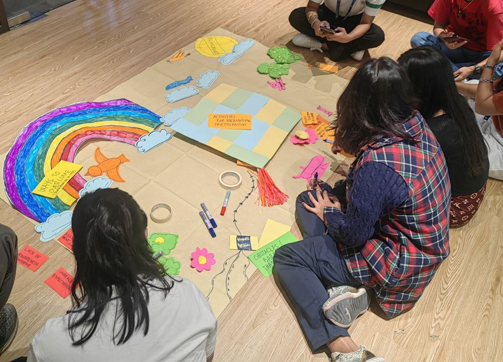 A group of children makes a poster of activities for meaningful participation (Source: Kindernothilfe-Partner)