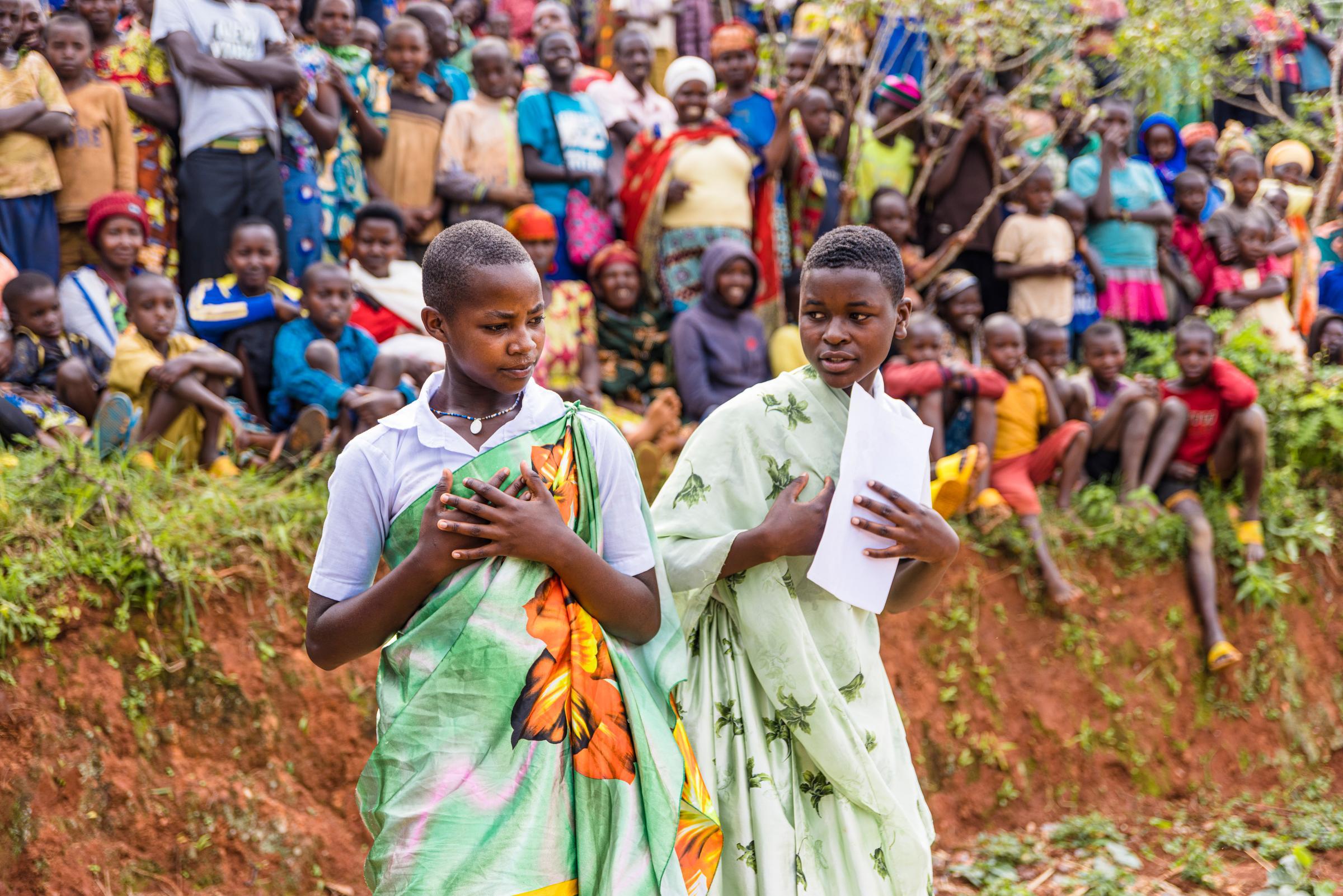 Two girls performing. A group of children in the background. (Source: Martin Bondzio)
