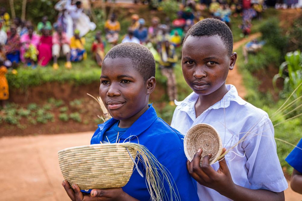 Zwei Kinder präsentieren ihre selbstgemachten Körbe (Quelle: Martin Bondzio) Two children with self-made baskets (Source: Martin Bondzio)