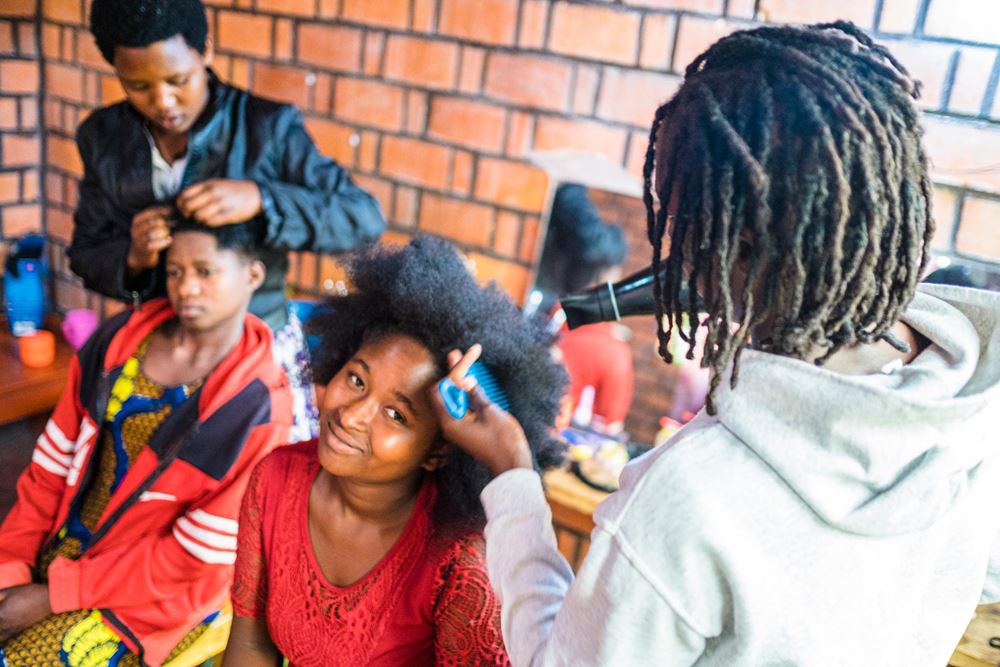 Jugendliche lernen beim Community-Based Training Friseurtätigkeit (Quelle: Martin Bondzio) Adolescents learn to be hair dressers (Source: Martin Bondzio)