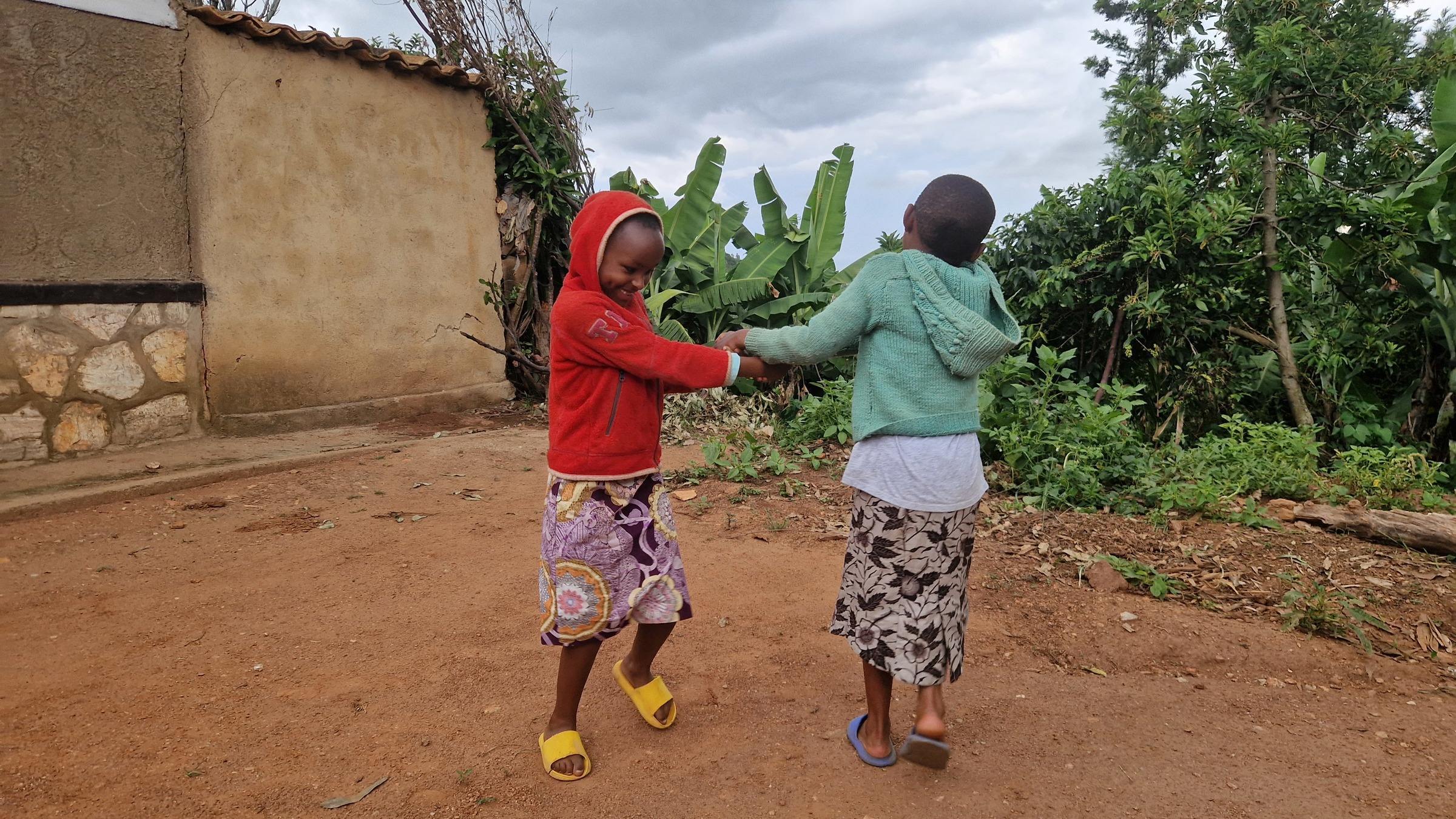 Two children play outside and hold hands (Source: Jessica Jung)