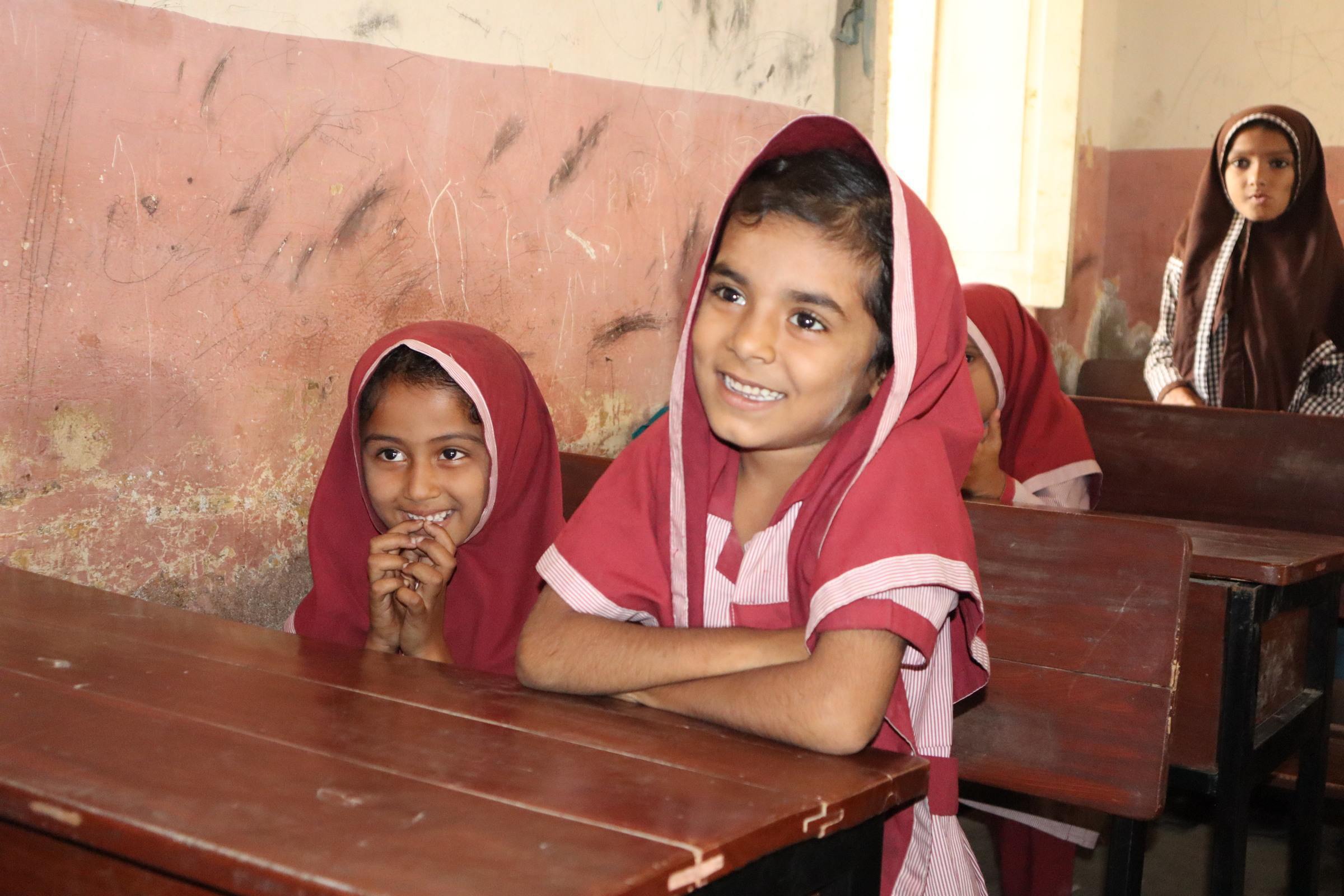 Besuch von Frau Weidemann in Pakistan Two girls at a school desk (Quelle: Research & Development Foundation Kindernothilfe)