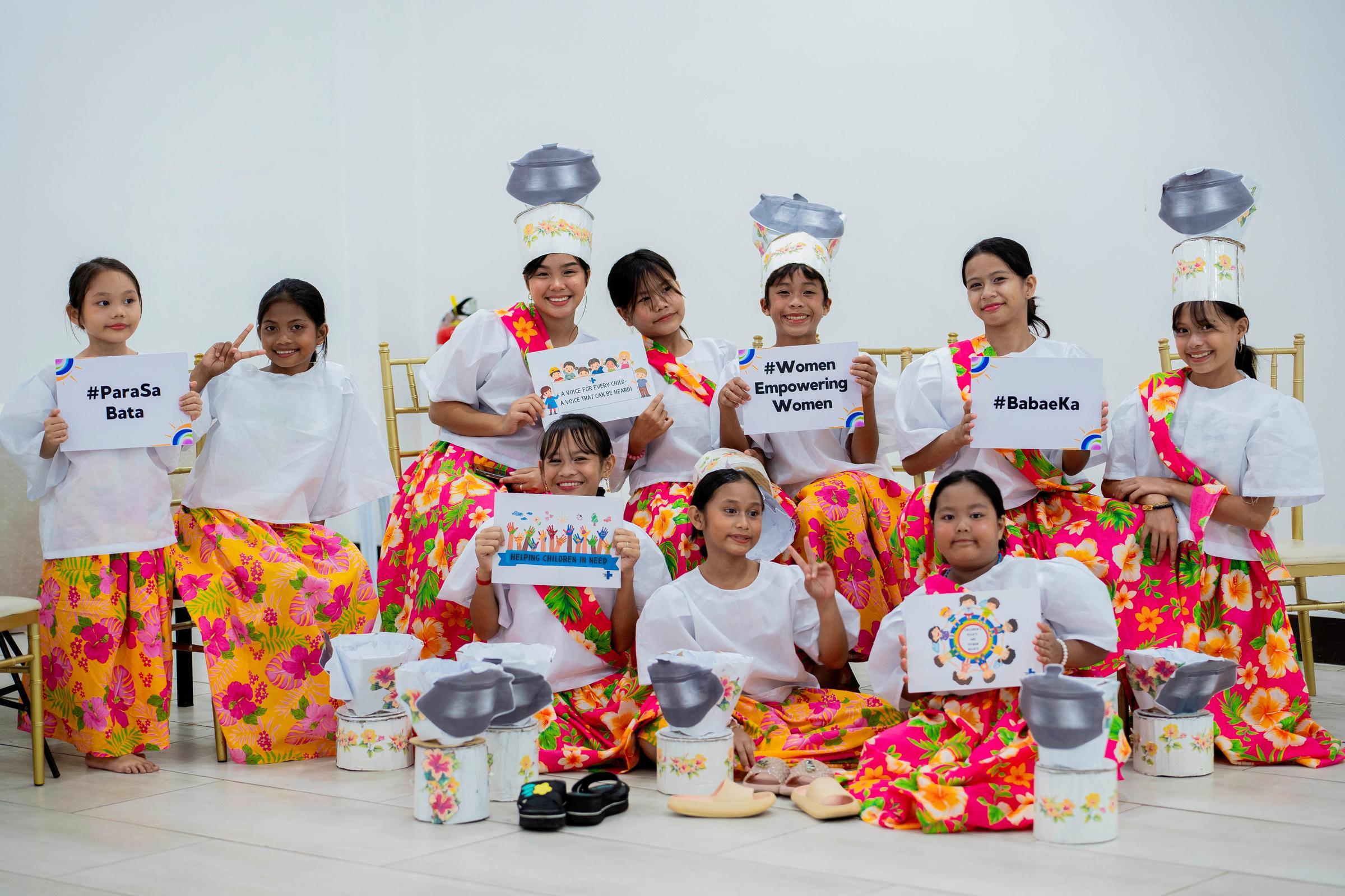 Daughters of a self help group forum hold posters with statements about children's and women's rights (Source: Kindernothilfe-Partner)
