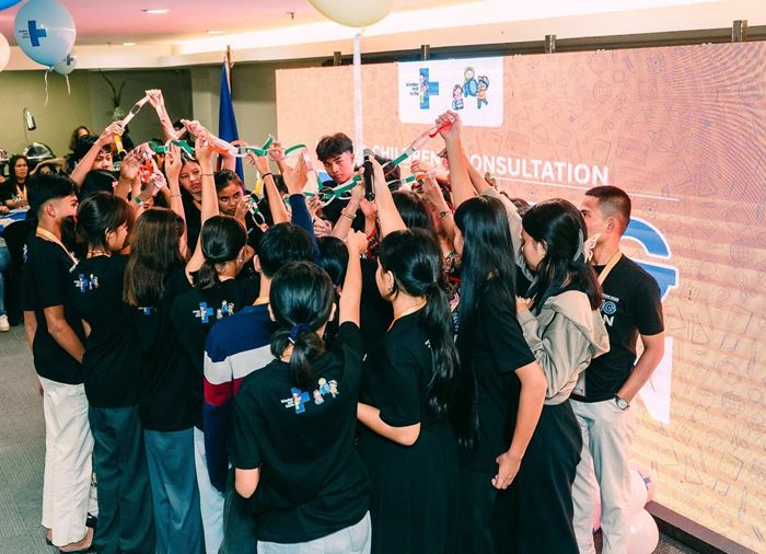Children hold a paper chain in the air on the National Children Consultation (Source: Kindernothilfe-Partner)